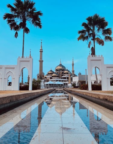 Mosquée de Cristal à Kuala Terengganu avec reflet sur l’eau et ciel bleu