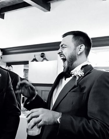 luaghing groom