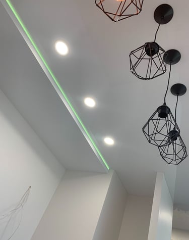 led įtempiamos lubos