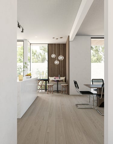 Une cuisine moderne avec une table à manger et des chaises.