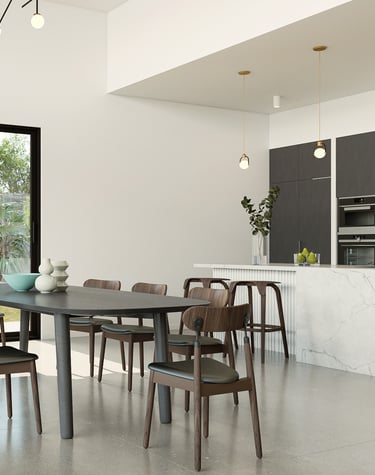 Une salle à manger avec une table et des chaises