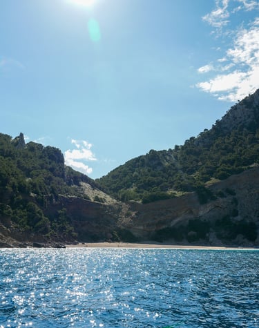 cala escondida cerca de Coll Baix - destino exclusivo de nuestras rutas en barco 