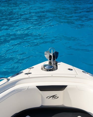 proa del barco navegando sobre aguas turquesas en la costa de mallorca