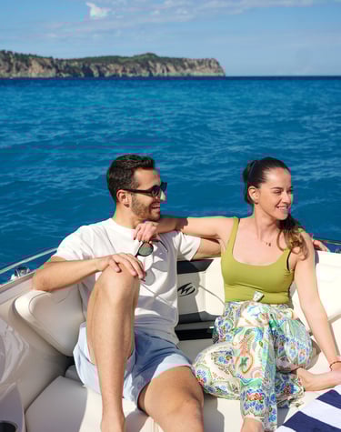 pareja disfrutando una excursión privada en barco desde Alcudia