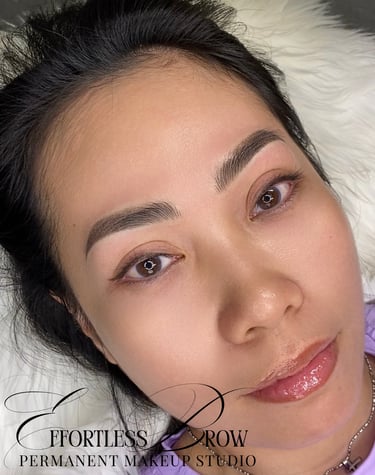A fresh combo brow, showing crisp nano hair strokes at the front blending into a soft powder tail.