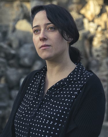 splendide portrait en plan rapproché d'une femme au regard magnétique