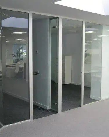 Mamparas de oficina en cristal laminado de 5+5 mm espesor con paneles de melamina en el interior   