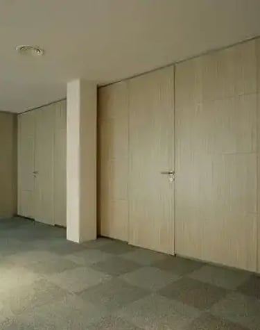 Mampara divisoria de oficina en melamina color Arce con puerta a juego altura de suelo a techo