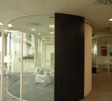 Divisoria para oficina en vidrio templado curvo con puerta de suelo a techo en melamina