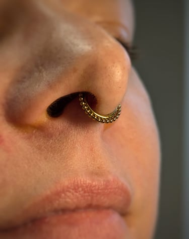 piercing au nez d'une femme
