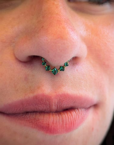 un piercing au nez a une femme