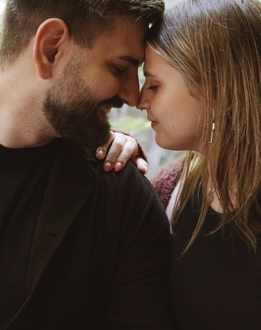 Hochzeitsfotograf Nürnberg: Inniger Moment eines verliebten Paares Stirn an Stirn im Wald.