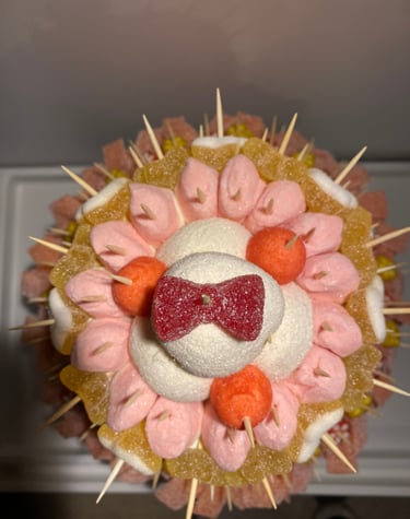 C'est une création de pièce montée a 2 étages fait avec des bonbons fait par Crazy bask Biarritz