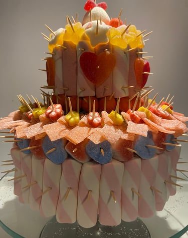 C'est une création de pièce montée a 2 étages fait avec des bonbons fait par Crazy bask Biarritz