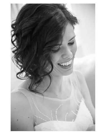 Una donna con un vestito bianco che sorride e ride