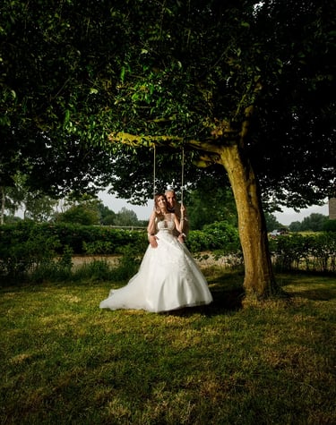 photographe-mariage-florent couple-à-la-balancoire-sous-arbre-géant-saint omer lille le touquet