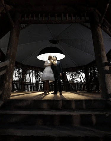 celebre weeding photographer florent lille paris saint omer couiple sous-le-kiosque-embrassent-sous-le-parapluie-lumineux