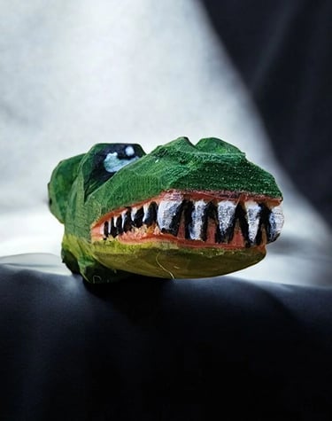 Carved alligator Jeffrey Rain