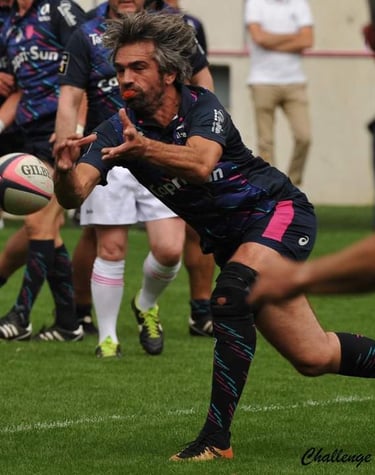 Juan nuestro fundador que hace un pase jugando al rugby