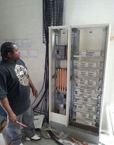 Installation d'une armoire éléctique dans une imprimerie