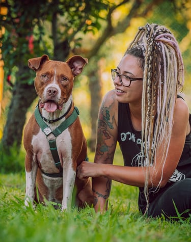 ragazza con i rasta biondi che guarda il suo cane