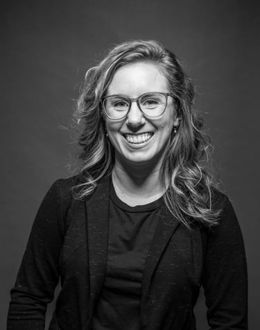 Miriam, une artiste maquilleuse qui sourit en noir et blanc