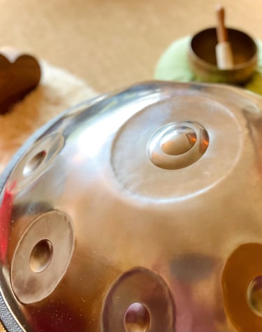 eine Handpan in einem hellen Raum