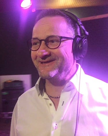 ein Mann mit Kopfhörern in einem Tonstudio