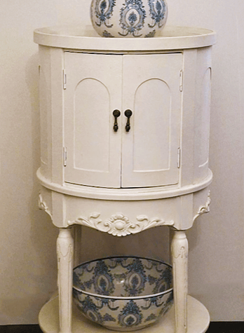 classic French style console table with a Chinese ginger vase and bowl