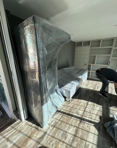 Empaque profesional de muebles finos por el equipo de AVM Mudanzas en Polanco, CDMX.