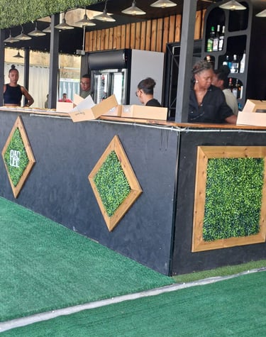 bar floral avec du personnel