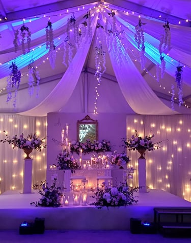 décoration de mariage lumières fleurs et plafonnier