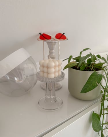 Weiße Bubble-Kerze von Liell Design auf Glasständer: Handgemachte Wohndeko & Interior-Geschenke.