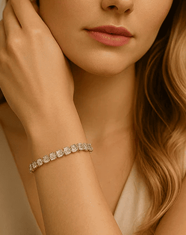 Mujer elegante luciendo una brillante pulsera tennis de diamantes en oro blanco.