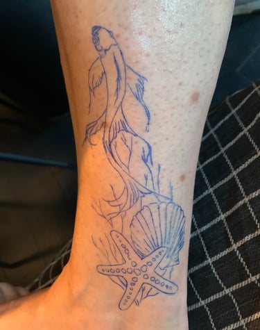 Tatouage monochrome sur le thème des océancs réalisé par a2c tattoo à Challes-les-Eaux