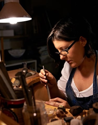 Joyera utilizando herramientas manuales para crear piezas de joyería artesanal