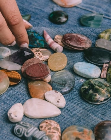 Persona seleccionando piedras pulidas y cristales energéticos