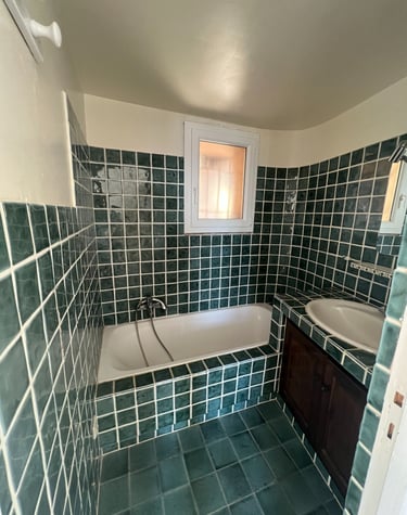 Salle de bain carrelée vert foncé