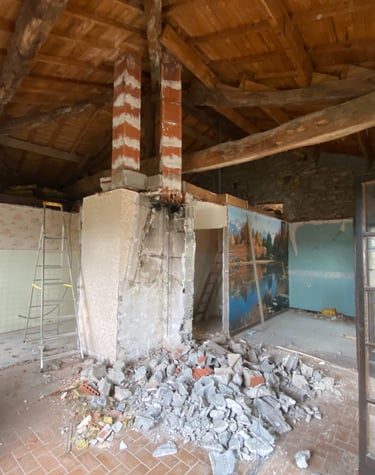 Pièce en rénovation avec murs démolis
