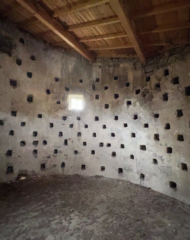 Intérieur ancien pigeonnier en pierre
