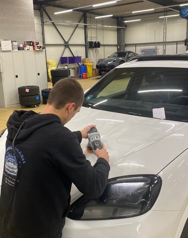 polissage complet sur un Porsche Cayenne blanc avec finition haute brillance