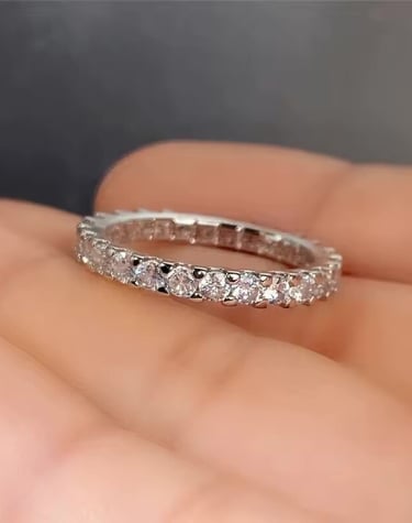 Anillo plateado con circonias brillantes, joyería minimalista y elegante de Moreina Joyería.