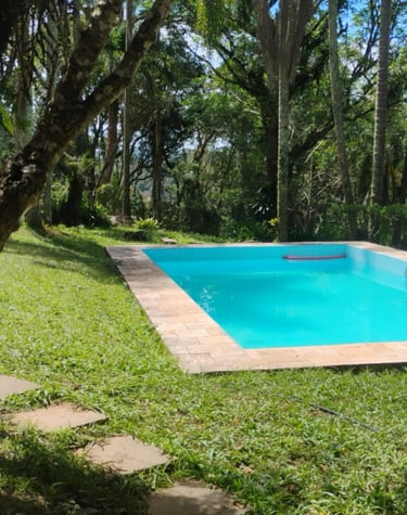 Piscina integrada à Mata atlântica, amplo gramado no Refúgio Casa das Chaves, Itapecerica da Serra.