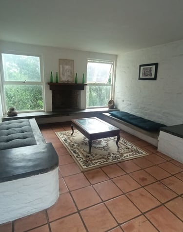 Sala aconchegante com lareira para descanso e bem-estar em refúgio a 45 minutos de São Paulo