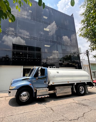 pipa de agua entregando en un establecimiento