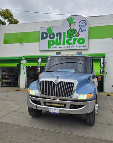 Pipa de agua surtiendo agua a negocio