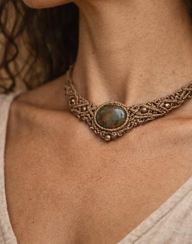 Collar gargantilla de macramé hecho a mano con una piedra preciosa verde natural en el centro.