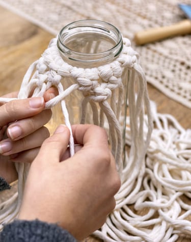 Macrame blanco en jarrón de cristal