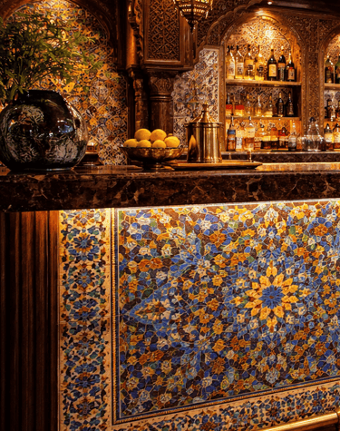 Barra de bar con azulejos a medida