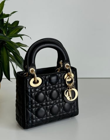 Bolso Lady Dior de piel acolchada negra con herrajes dorados y dijes icónicos, lujo auténtico Aura